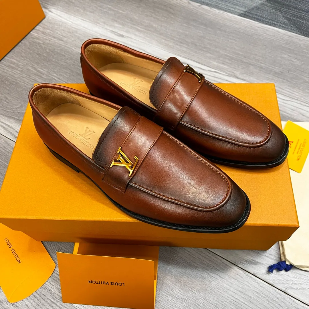 Factory price: 520💰-(LV) men’s formal leather shoes! Genuine molded horsebit, a classic must-have for your shoe cabinet! The feet are particularly delicate! This Gucci original version is a set last, and we are consistent with the counter! Therefore, it is more comfortable in terms of last shape and comfort! Take it to the counter and compare at will! Good shoes are more than just what they make! But grasp the essence from the inside out! Material: Imported first-layer cowhide! Genuine leather outsole imported from Italy, size: 39-44 (38/45 customized, non-refundable)